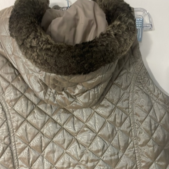 The Outback Trading CO, quilted hooded vest - Picture 6 of 11